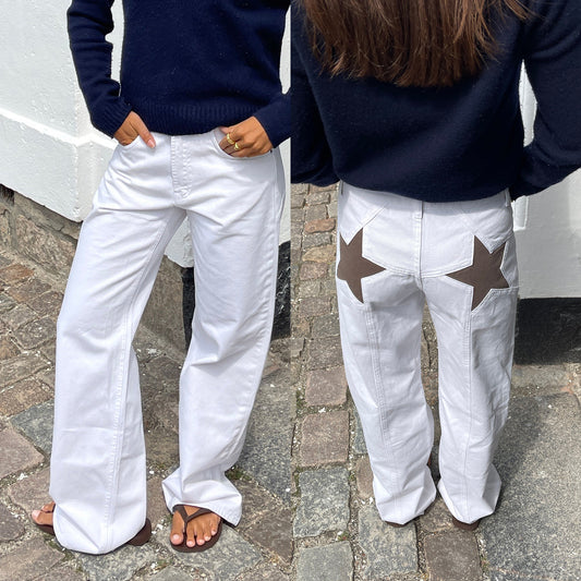Jean rétro à cinq poches avec dos en étoile et patchwork.