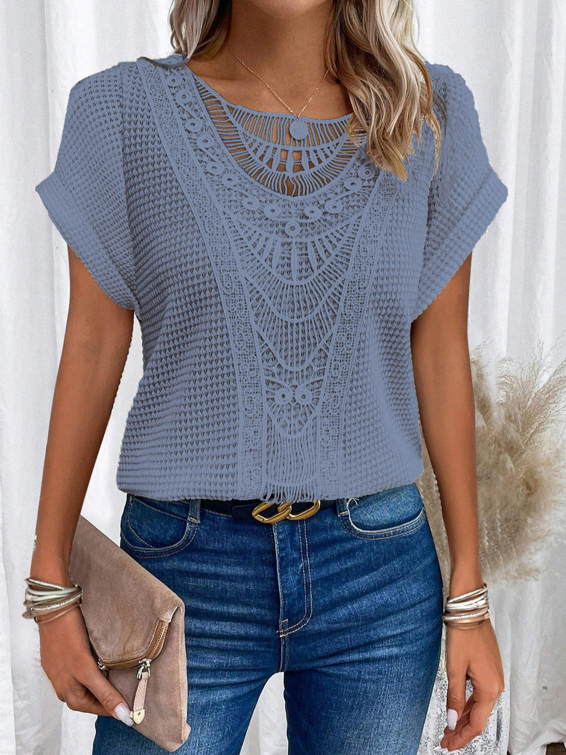 T-shirt d'été ajouré ethnique pour femme.