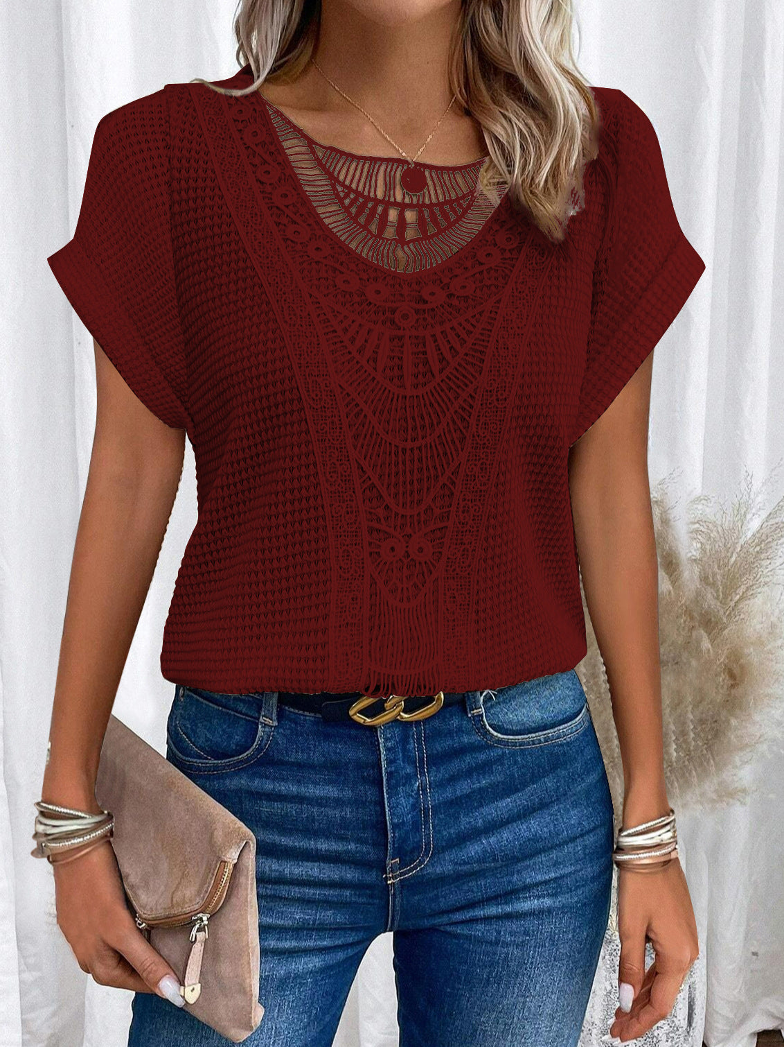 T-shirt d'été ajouré ethnique pour femme.