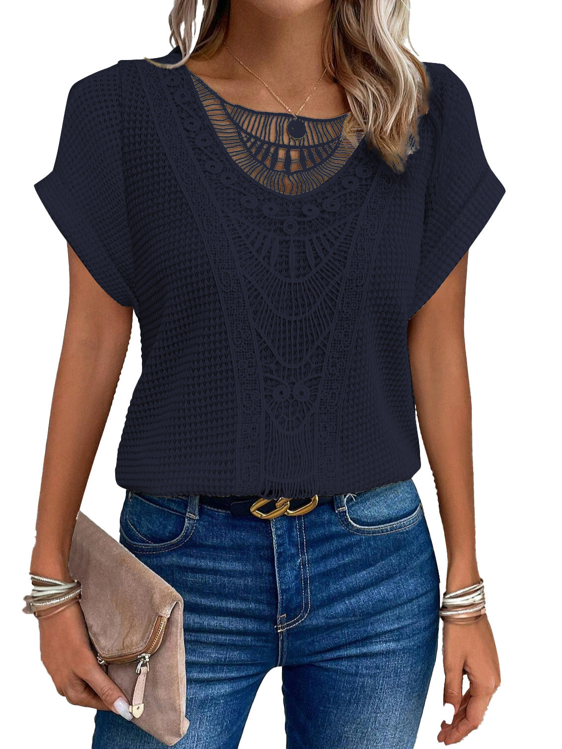 T-shirt d'été ajouré ethnique pour femme.